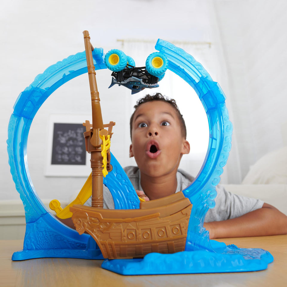 Monster Jam 1:64 Megalodon’s Loop of Doom Playset