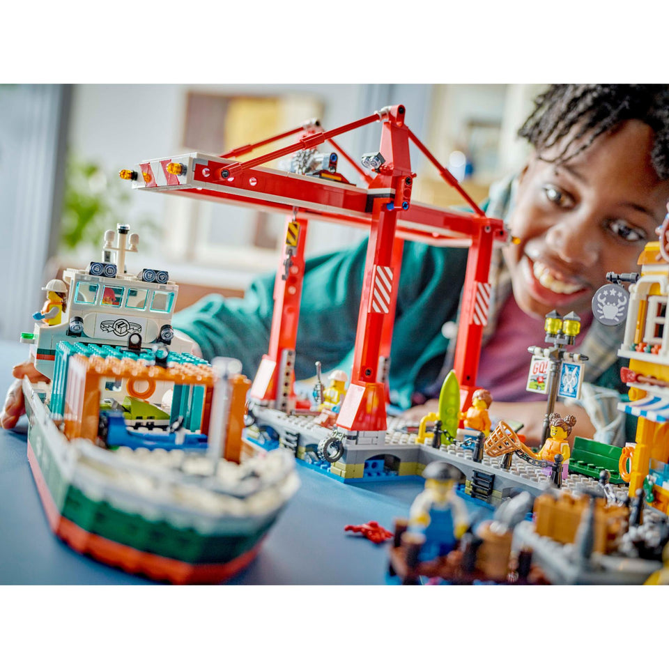 LEGO 60422 My City Haven Met Vrachtschip